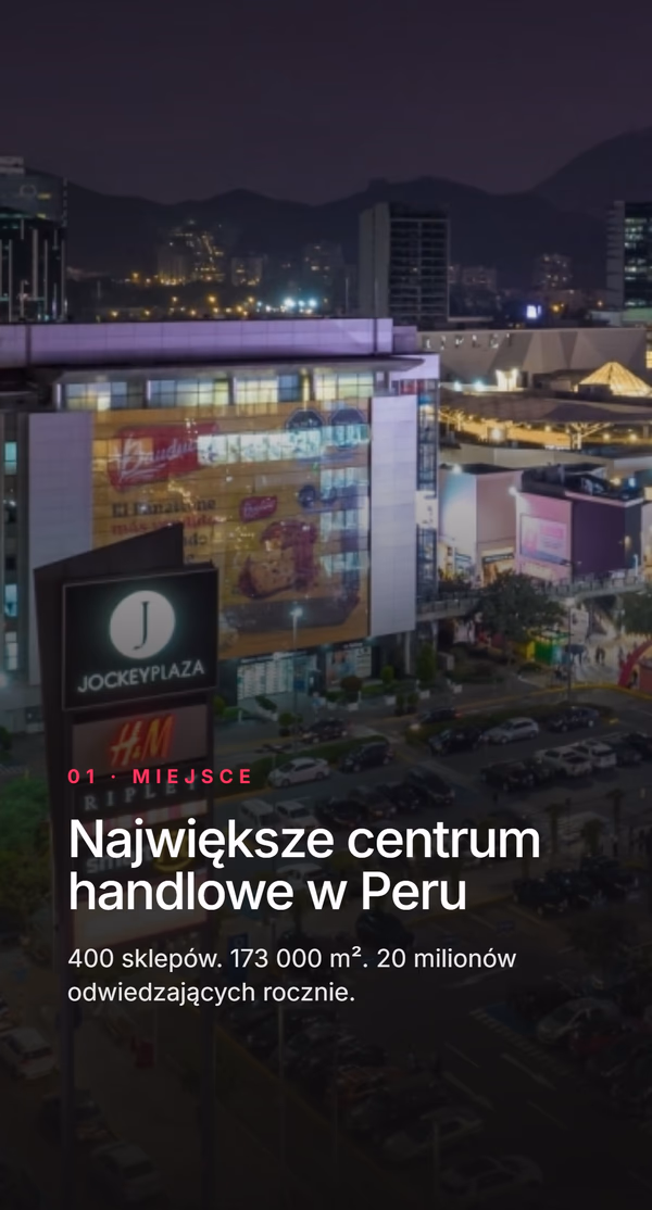 Nocne zdjęcie budynku Jockey Plaza z podświetlonym szyldem. Etykieta 01 - Miejsce, nagłówek Największe centrum handlowe w Peru, dane: 400 sklepów, 173 000 m2, 20 milionów odwiedzających rocznie.