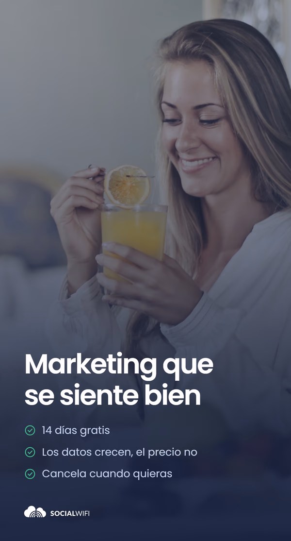 Mujer disfrutando de una bebida en casa, junto al titular 'Marketing que se siente bien' y una lista de beneficios - 14 días gratis, los datos crecen pero el precio no, y cancela cuando quieras