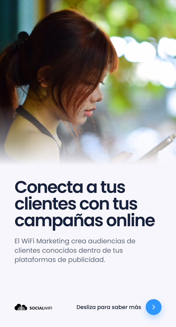 Mujer revisando su teléfono sobre un fondo verde difuminado, con el titular 'Conecta a tus clientes con tus campañas online'