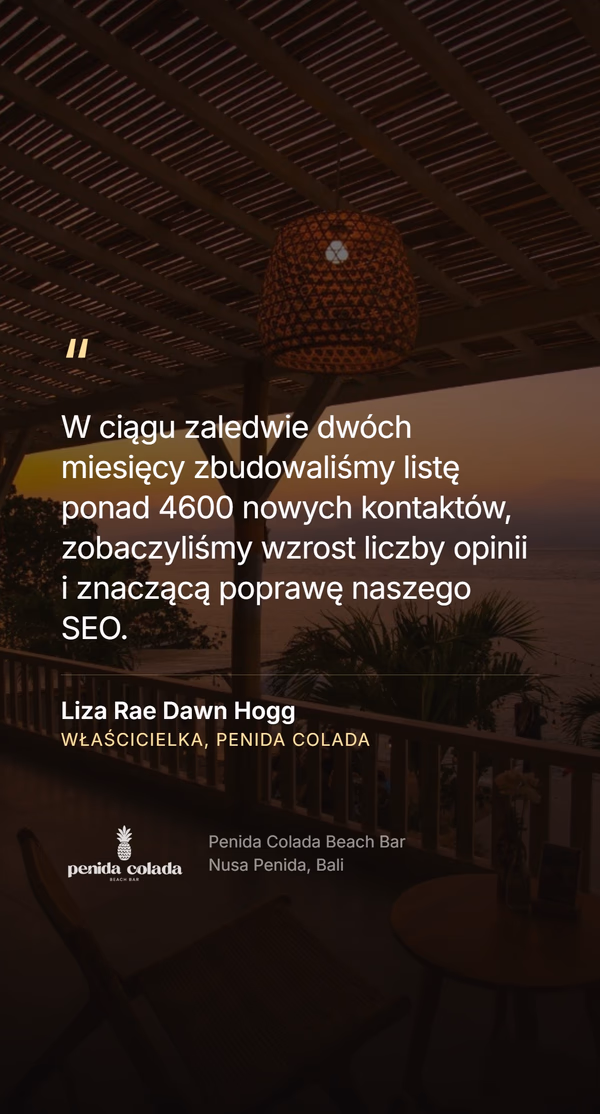 Cytat właścicielki na tle tarasu Penida Colada Beach Bar o zmierzchu - 'W ciągu zaledwie dwóch miesięcy zbudowaliśmy listę ponad 4600 nowych kontaktów, zobaczyliśmy wzrost liczby opinii i znaczącą poprawę naszego SEO.' Liza Rae Dawn Hogg, właścicielka Penida Colada.