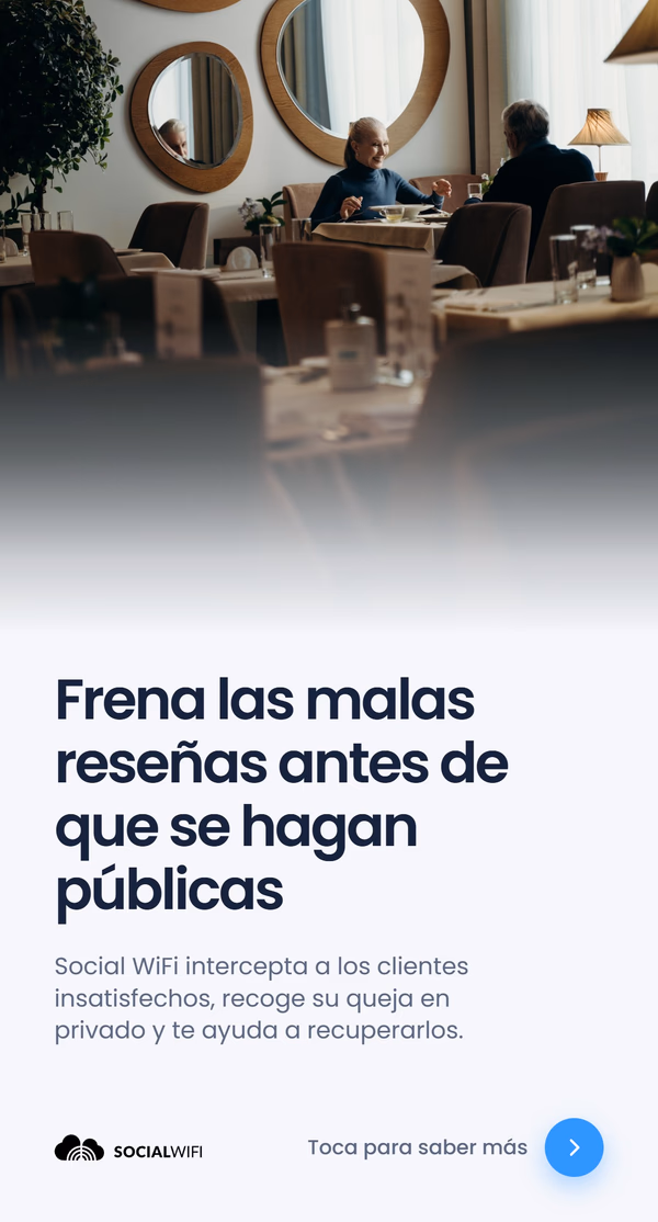 Una pareja mayor cenando en un restaurante elegante con espejos redondos en la pared, con el titular 'Frena las malas reseñas antes de que se hagan públicas' y un texto que explica que Social WiFi intercepta a los clientes insatisfechos, recoge su queja en privado y ayuda a recuperarlos