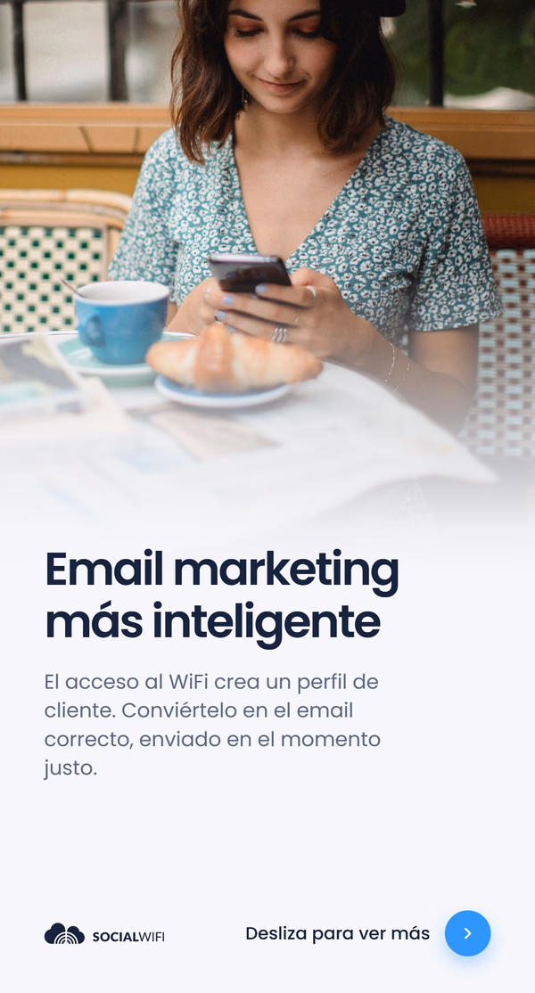 Mujer relajándose en una mesa de cafetería con café y un croissant, revisando su teléfono, junto al titular 'Email marketing más inteligente'