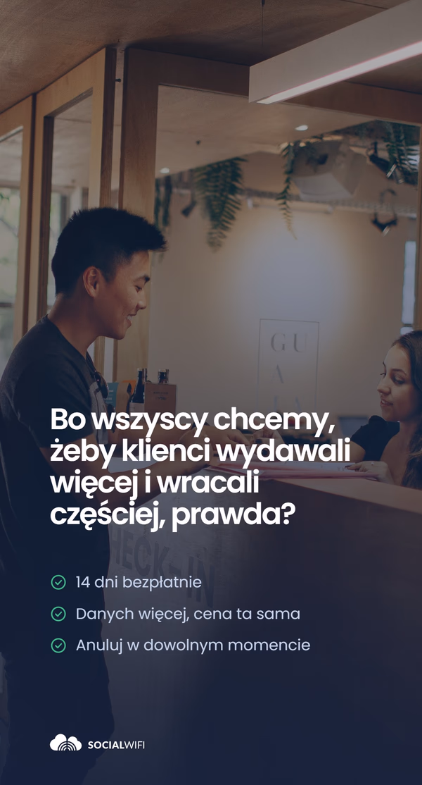 Mężczyzna rozmawiający z recepcjonistką przy check-inie w hotelu, z nagłówkiem 'Bo wszyscy chcemy, żeby klienci wydawali więcej i wracali częściej, prawda?' i listą '14 dni bezpłatnie', 'Danych więcej, cena ta sama', 'Anuluj w dowolnym momencie'