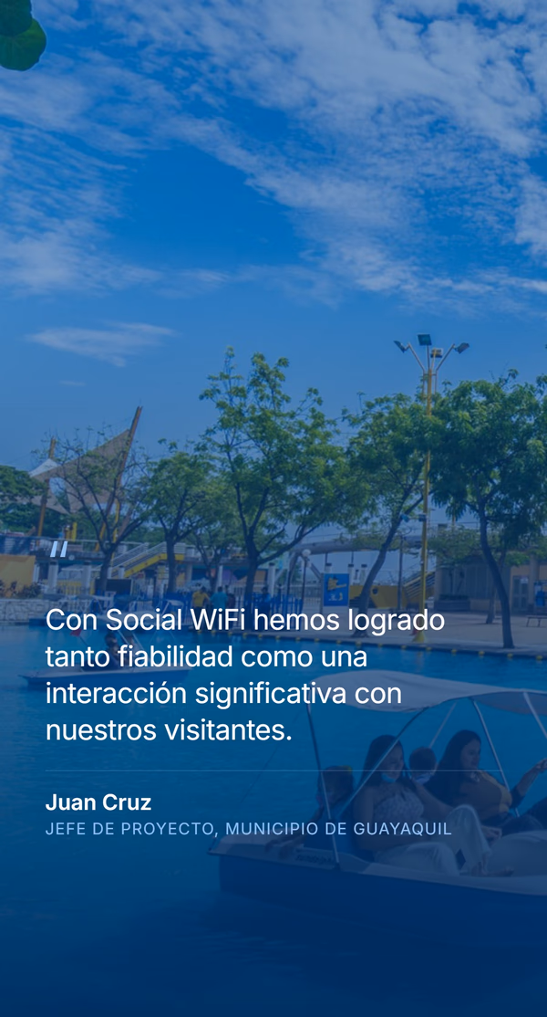 Fotografía de un parque acuático en Guayaquil con visitantes en botes, con la cita del cliente 'Con Social WiFi hemos logrado tanto fiabilidad como una interacción significativa con nuestros visitantes.' y la firma Juan Cruz, Jefe de Proyecto, Municipio de Guayaquil.