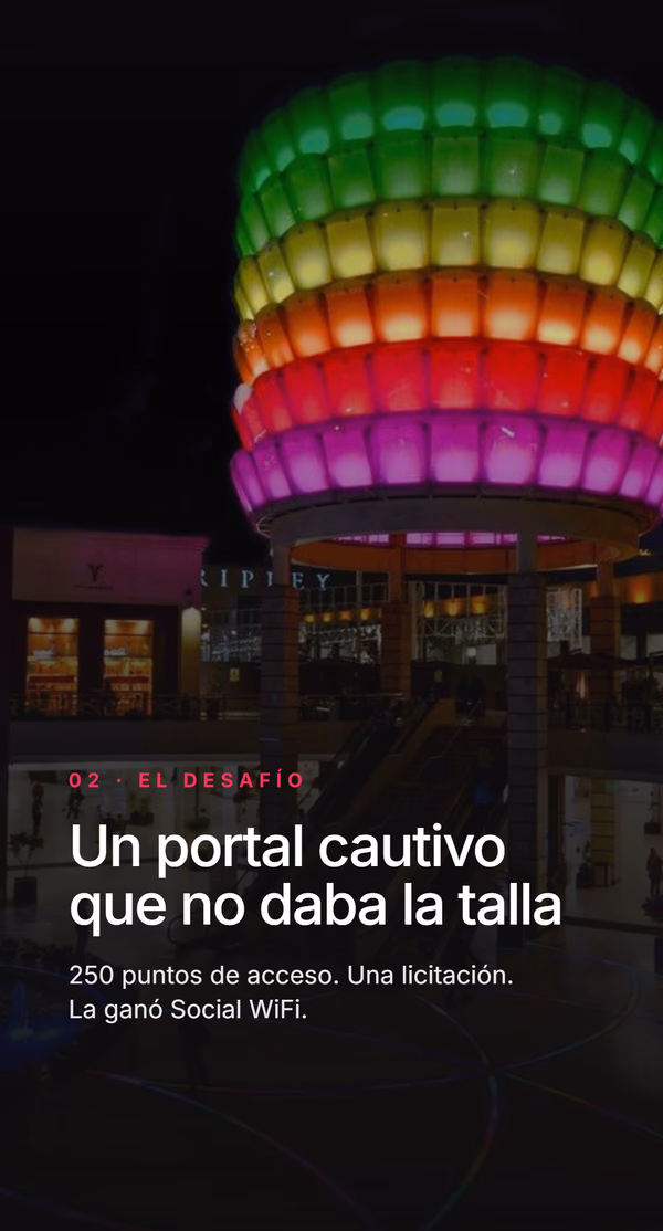Escultura colorida e iluminada en forma de farol sobre la entrada del centro comercial. Etiqueta 02 - El desafío, titular Un portal cautivo que no daba la talla, datos: 250 puntos de acceso, una licitación, la ganó Social WiFi.