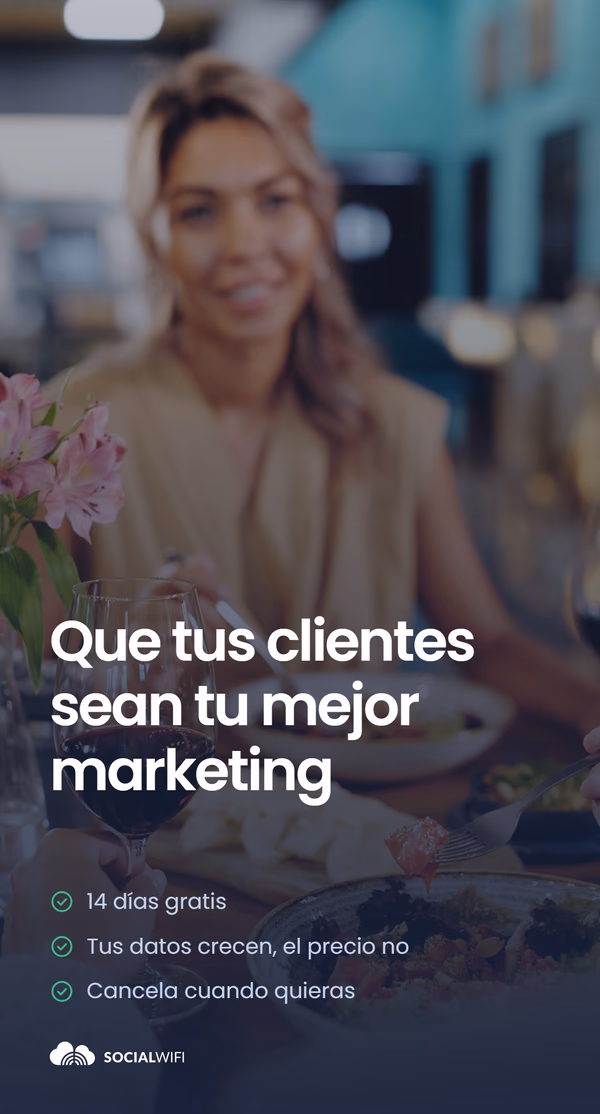 Mujer disfrutando de una cena con vino y flores en la mesa, con el titular 'Que tus clientes sean tu mejor marketing' y una lista de beneficios - 14 días gratis, tus datos crecen pero el precio no, y cancelación en cualquier momento
