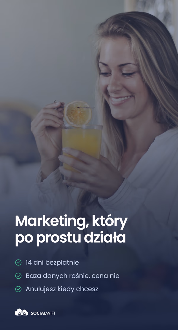 Kobieta ciesząca się drinkiem w domu, obok nagłówka 'Marketing, który po prostu działa' i listy korzyści - 14 dni bezpłatnie, baza danych rośnie, cena nie, oraz możliwość anulowania w każdej chwili