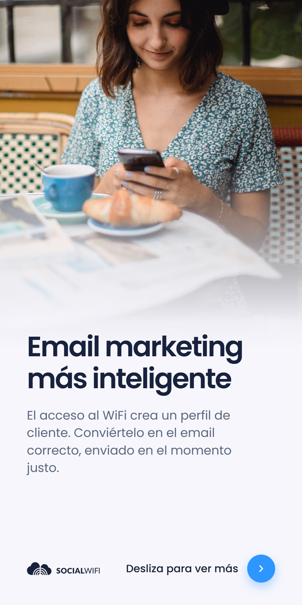 Mujer relajándose en una mesa de cafetería con café y un croissant, revisando su teléfono, junto al titular 'Email marketing más inteligente'