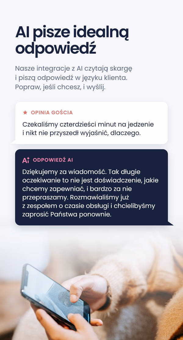 Mockup czatu pod nagłówkiem 'AI pisze idealną odpowiedź', pokazujący opinię gościa o czterdziestominutowym oczekiwaniu na jedzenie i odpowiedź AI z przeprosinami i zaproszeniem do powrotu, obok zdjęcia osoby piszącej na telefonie