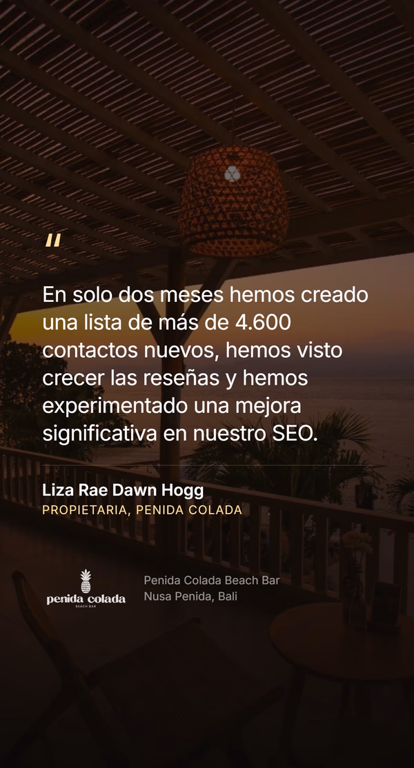 Cita de la propietaria sobre la terraza de Penida Colada Beach Bar al atardecer - 'En solo dos meses hemos creado una lista de más de 4.600 contactos nuevos, hemos visto crecer las reseñas y hemos experimentado una mejora significativa en nuestro SEO.' Liza Rae Dawn Hogg, propietaria de Penida Colada.