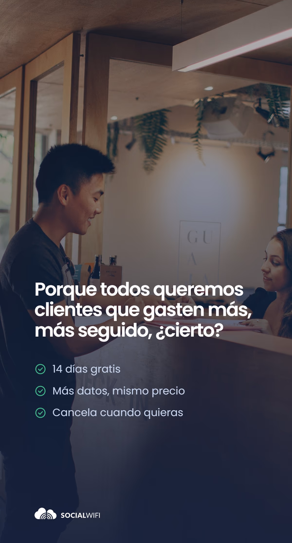 Hombre hablando con una recepcionista en el check-in de un hotel, con el titular 'Porque todos queremos clientes que gasten más, más seguido, ¿cierto?' y una lista de '14 días gratis', 'Más datos, mismo precio', 'Cancela cuando quieras'