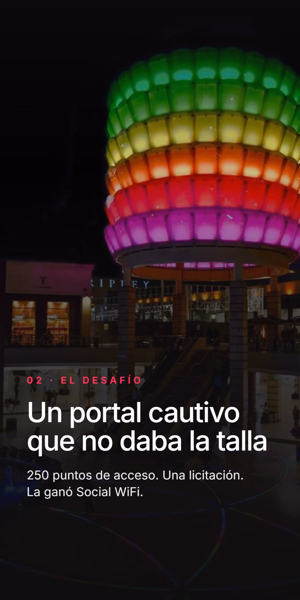 Escultura colorida e iluminada en forma de farol sobre la entrada del centro comercial. Etiqueta 02 - El desafío, titular Un portal cautivo que no daba la talla, datos: 250 puntos de acceso, una licitación, la ganó Social WiFi.