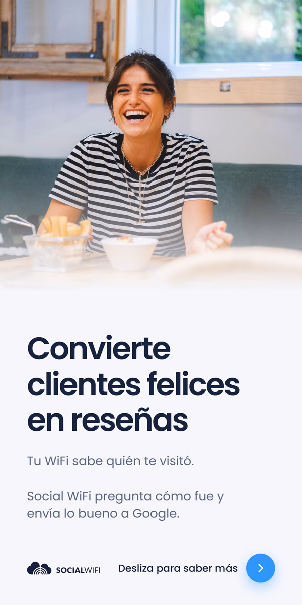Mujer sonriente en una mesa de restaurante con comida, con el titular 'Convierte clientes felices en reseñas'