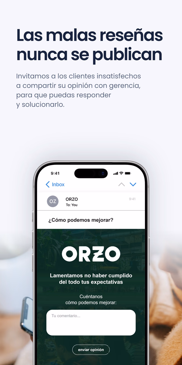 Pantalla de teléfono con un formulario de reseña privado para ORZO con la pregunta '¿Cómo podemos mejorar?', bajo el titular 'Las malas reseñas nunca se publican'