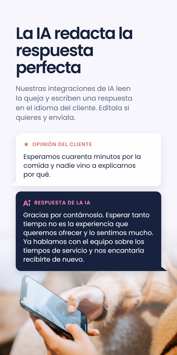 Mockup tipo chat bajo el titular 'La IA redacta la respuesta perfecta', que muestra la reseña de un huésped sobre cuarenta minutos de espera de comida y la respuesta de la IA disculpándose e invitando a volver, junto a una foto de una persona escribiendo en el teléfono