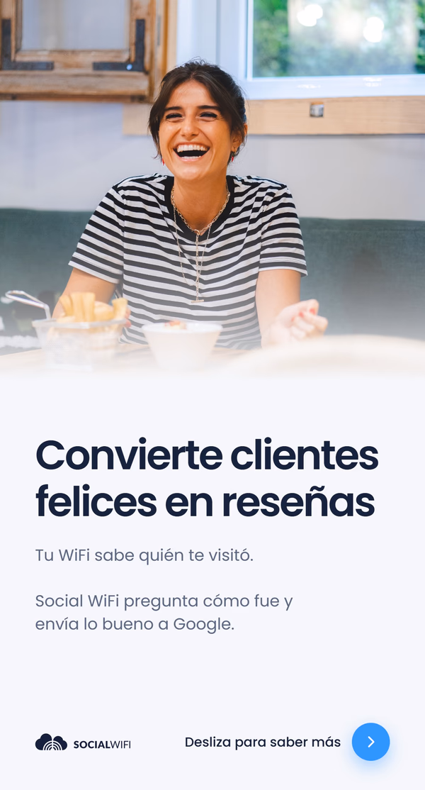 Mujer sonriente en una mesa de restaurante con comida, con el titular 'Convierte clientes felices en reseñas'