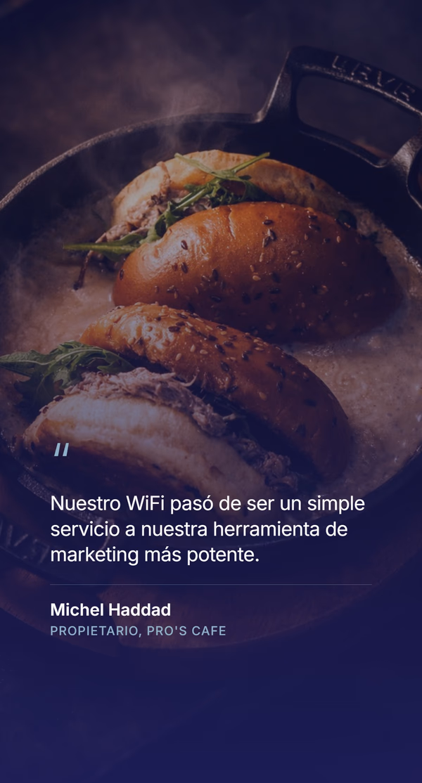 Fotografía de bocadillos en una sartén en el café Pro's Cafe, con la cita del cliente 'Nuestro WiFi pasó de ser un simple servicio a nuestra herramienta de marketing más potente' - Michel Haddad, propietario de Pro's Cafe