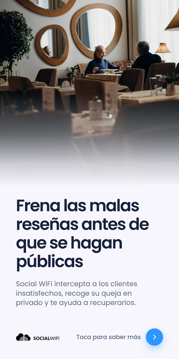 Una pareja mayor cenando en un restaurante elegante con espejos redondos en la pared, con el titular 'Frena las malas reseñas antes de que se hagan públicas' y un texto que explica que Social WiFi intercepta a los clientes insatisfechos, recoge su queja en privado y ayuda a recuperarlos