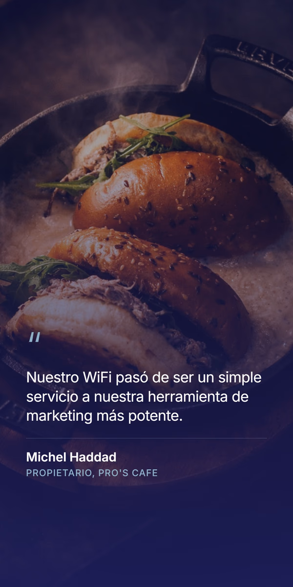Fotografía de bocadillos en una sartén en el café Pro's Cafe, con la cita del cliente 'Nuestro WiFi pasó de ser un simple servicio a nuestra herramienta de marketing más potente' - Michel Haddad, propietario de Pro's Cafe