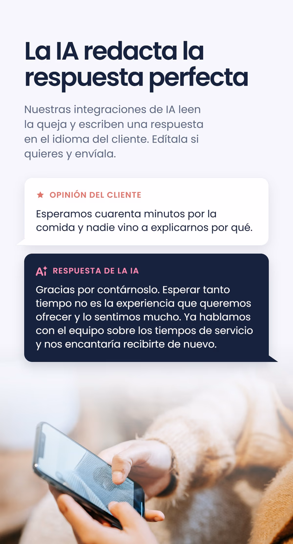 Mockup tipo chat bajo el titular 'La IA redacta la respuesta perfecta', que muestra la reseña de un huésped sobre cuarenta minutos de espera de comida y la respuesta de la IA disculpándose e invitando a volver, junto a una foto de una persona escribiendo en el teléfono