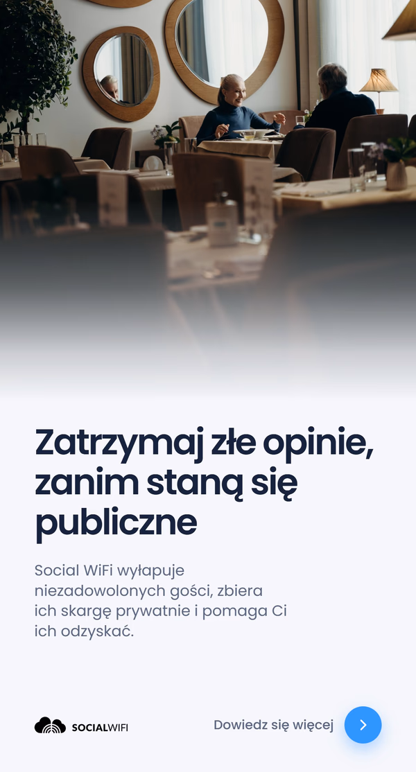 Starsza para przy stoliku w eleganckiej restauracji z okrągłymi lustrami na ścianie, z nagłówkiem 'Zatrzymaj złe opinie, zanim staną się publiczne' i tekstem o tym, że Social WiFi wyłapuje niezadowolonych gości, zbiera ich skargę prywatnie i pomaga ich odzyskać