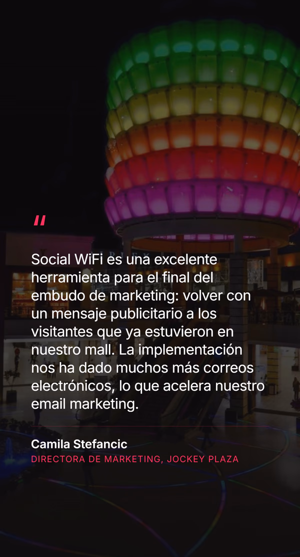 Cita del cliente sobre fondo de la escultura colorida del centro comercial: Social WiFi es una excelente herramienta para el final del embudo de marketing - volver con un mensaje publicitario a los visitantes que ya estuvieron en nuestro mall. La implementación nos ha dado muchos más correos electrónicos, lo que acelera nuestro email marketing. Camila Stefancic, Directora de Marketing, Jockey Plaza.