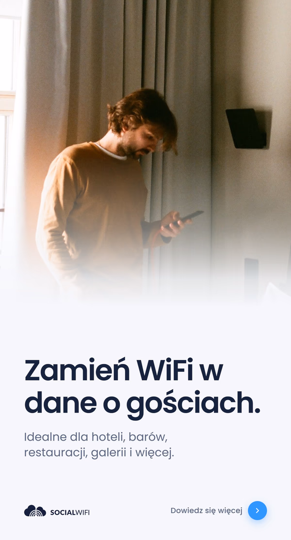 Mężczyzna sprawdzający telefon obok punktu dostępowego WiFi zamontowanego na ścianie, pod nagłówkiem 'Zamień WiFi w dane o gościach' i tekstem 'Idealne dla hoteli, barów, restauracji, galerii i więcej'