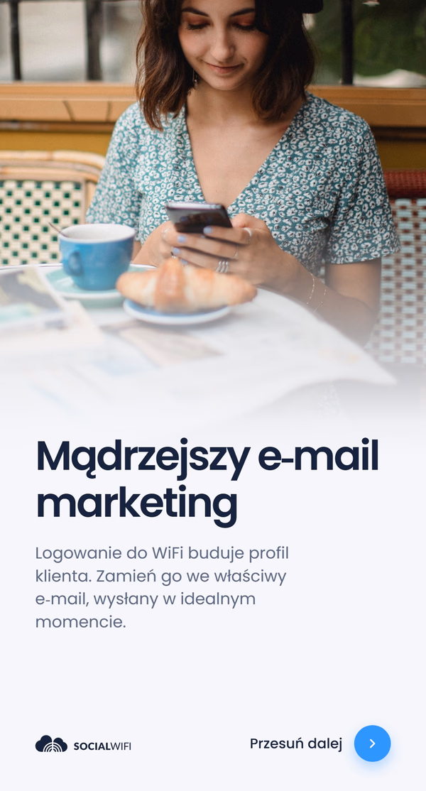 Kobieta relaksująca się przy stoliku w kawiarni z kawą i rogalikiem, sprawdzająca telefon, obok nagłówka 'Mądrzejszy e-mail marketing'