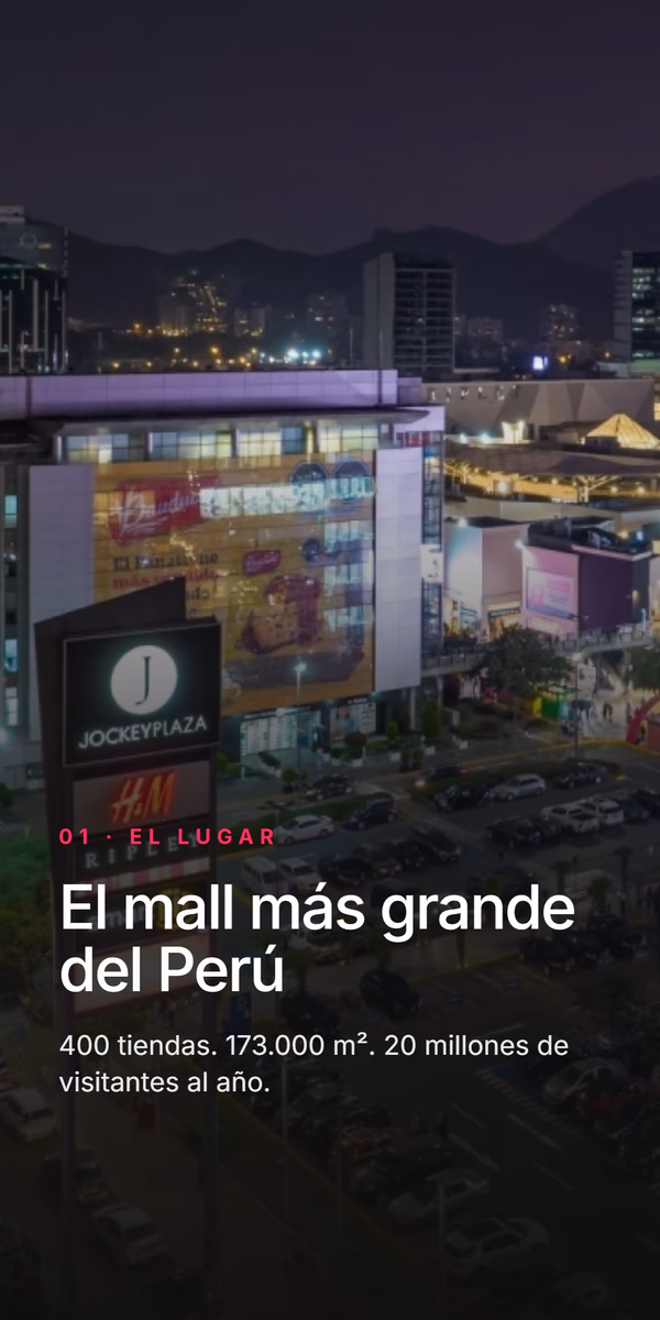 Foto nocturna del edificio de Jockey Plaza con su letrero iluminado. Etiqueta 01 - El lugar, titular El mall más grande del Perú, datos: 400 tiendas, 173.000 m2, 20 millones de visitantes al año.