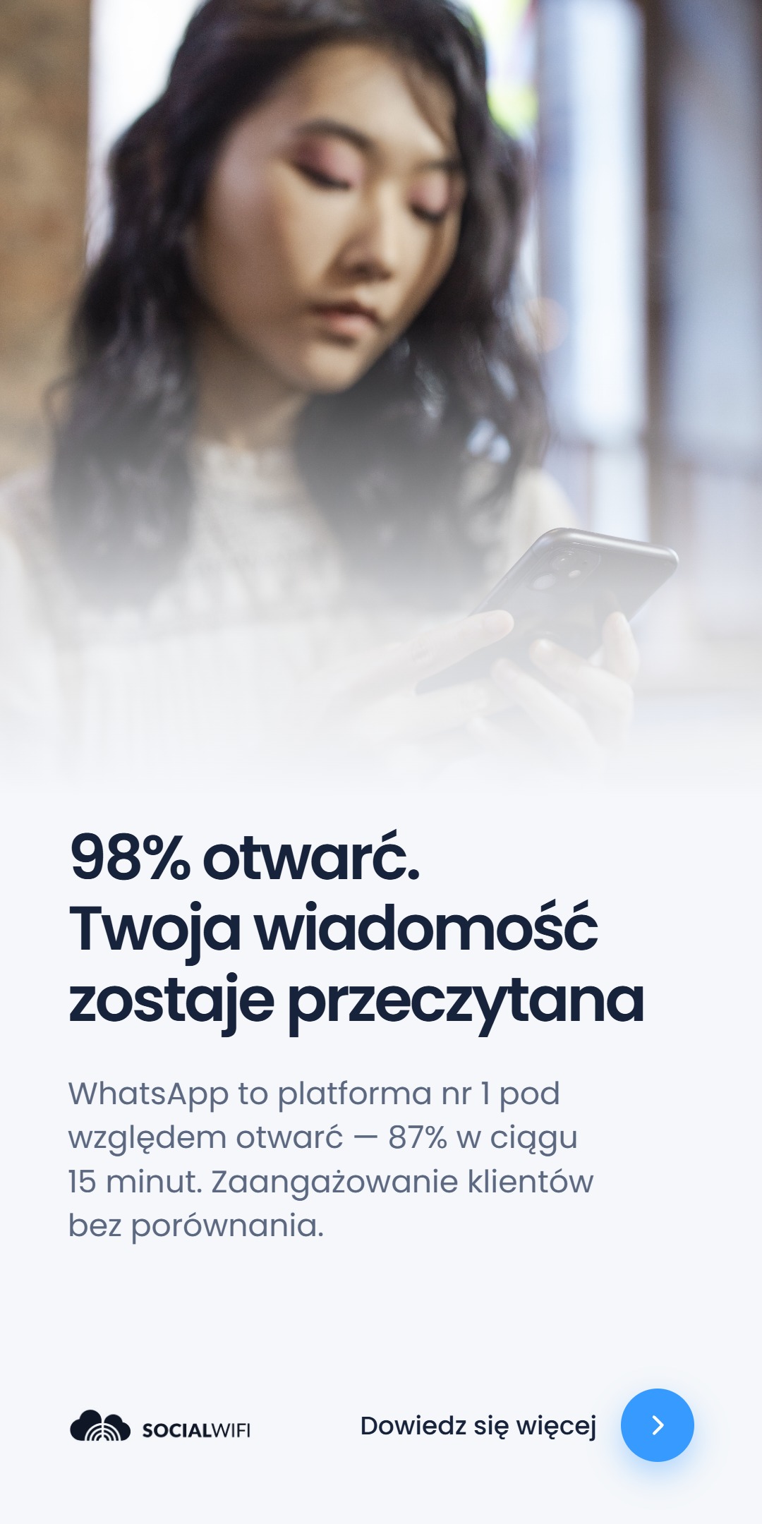Kobieta patrząca na telefon, pod nagłówkiem '98% otwarć sprawia, że Twoja wiadomość zostaje przeczytana' i tekstem 'WhatsApp to platforma numer 1 pod względem otwarć - 87% w ciągu 15 minut. Niezrównane zaangażowanie klientów.'